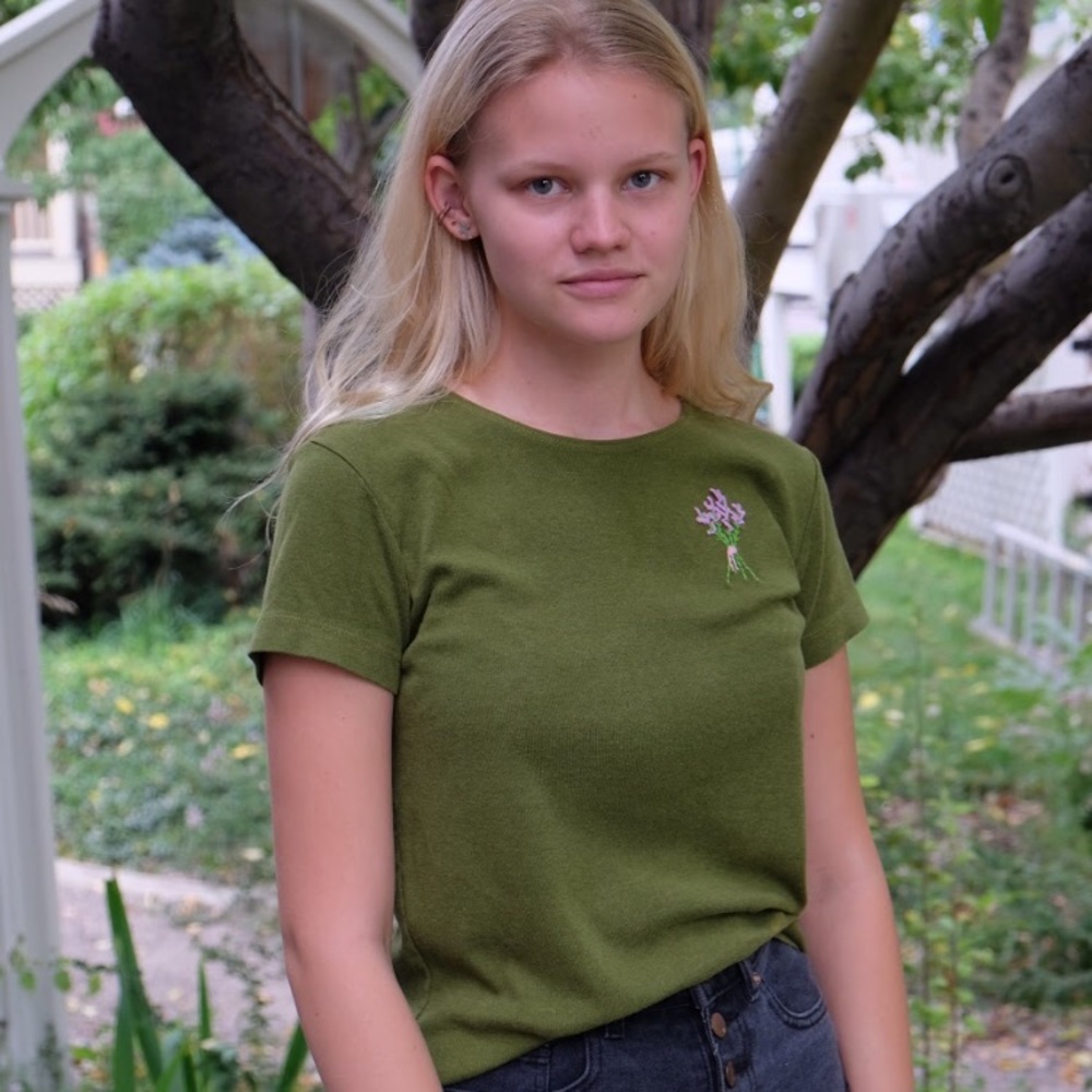 Green embroidered tshirt